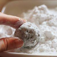 7、泰式炸虾饼,在淀粉盘里滚一下，沾满土豆淀粉。