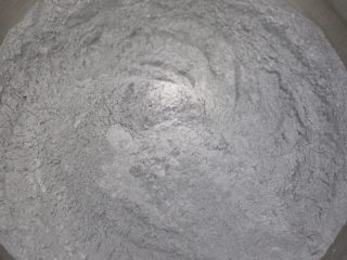 2、飘香竹炭椰蓉面包,稍微混合一下