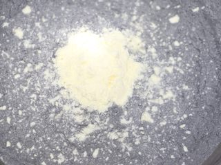 3、飘香竹炭椰蓉面包,加入奶粉