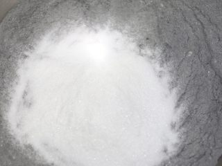 4、飘香竹炭椰蓉面包,加入砂糖、盐再混合一下