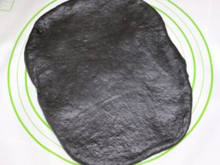 12、飘香竹炭椰蓉面包,然后把面团擀成一个大一点的长方形