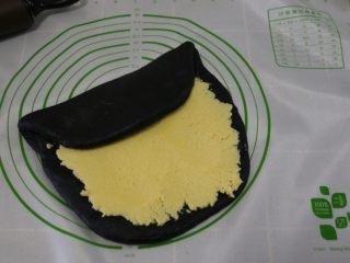 14、飘香竹炭椰蓉面包,把没铺椰丝馅的那1/3往里折