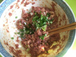4、鲜肉包子,最后加入香葱段，沿着一个方向顺时针或者逆时针搅拌