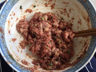 5、鲜肉包子,直到搅拌到感觉有阻力，搅拌上筋