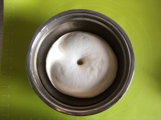 7、鲜肉包子,发酵好的面团是原来的面团大小的2-2.5倍，用手指蘸面粉戳一下不会回缩即可