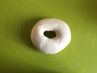 8、鲜肉包子,取出面团按压排气，然后从中间扣一个孔，切开一边，搓成长条