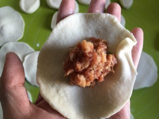 11、鲜肉包子,包入肉馅，从右边捏着面皮往前推捏