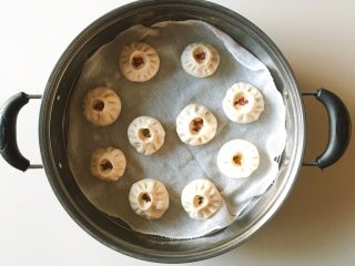 14、鲜肉包子,全部做好，把包子生胚放入铺了纱布的蒸锅内，盖上盖子室温醒发15分钟，然后开大火，上汽以后蒸20分钟，最后焖10分钟