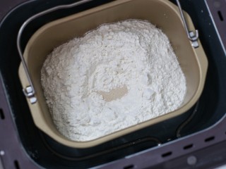 1、原味牛奶吐司,把除黄油外的所有食材放入面包桶内，启动揉面程序开始揉面