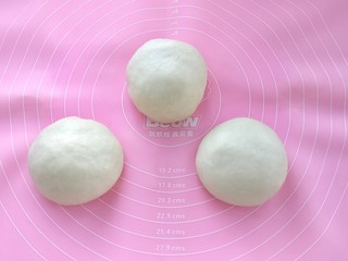 6、原味牛奶吐司,取出揉匀排气分成三等份，滚圆后覆盖保鲜膜松弛20分钟