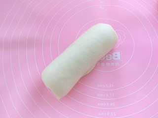 8、原味牛奶吐司,由上至下轻轻卷起