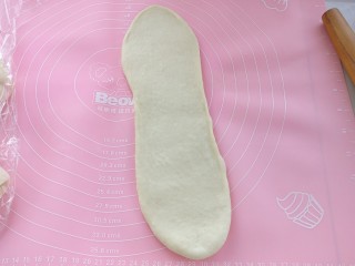 10、原味牛奶吐司,再次擀成长舌状，拍掉边缘的气泡