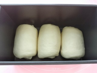 12、原味牛奶吐司,排放土司盒内