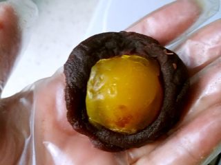 5、广式月饼—豆沙蛋黄月饼,将咸蛋黄包入豆沙中