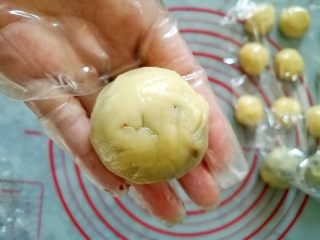 11、广式月饼—豆沙蛋黄月饼,包好,滚圆