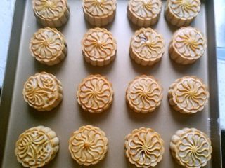 18、广式月饼—豆沙蛋黄月饼,上色均匀后即可出炉