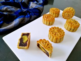 20、广式月饼—豆沙蛋黄月饼,成品图