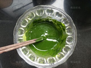 2、唐草彩绘蛋糕卷,菠菜粉加热水搅拌至完全融化，大约20~25克水吧，边加边搅拌，感觉稠稀度可以了就不要再加了。静置冷却。也可以用抹茶粉。