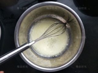 4、唐草彩绘蛋糕卷,牛奶，油，白糖混合均匀。