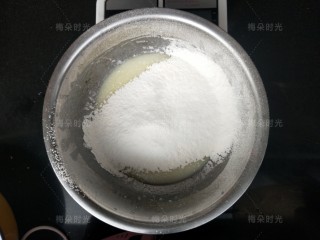 5、唐草彩绘蛋糕卷,筛入低筋面粉，搅拌均匀。