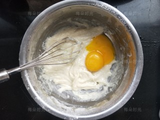 6、唐草彩绘蛋糕卷,蛋黄分两次加入，