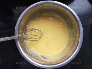 7、唐草彩绘蛋糕卷,拌好的蛋黄糊待用。