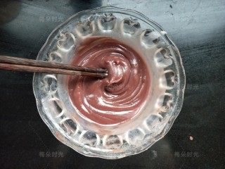 18、唐草彩绘蛋糕卷,烤蛋糕的时候来准备豆沙馅或者奶油馅。买来的袋装豆沙馅，因为太稠，不好抹开，而且我嫌它太甜。所以我加了牛奶稀释。稀释好待用。