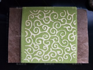 20、唐草彩绘蛋糕卷,把蛋糕翻过来放在晾网上，撕掉油布。图案清晰呈现。凉一分钟。