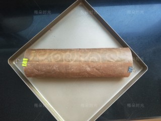 23、唐草彩绘蛋糕卷,卷起来后，裹着油布，放入冰箱冷藏半小时，定型。