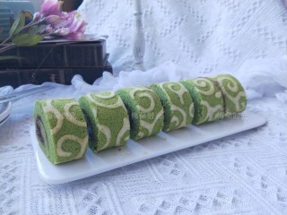 25、唐草彩绘蛋糕卷,吃的时候，切成等宽的小段就可以了。