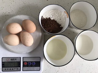 1、巧克力纸杯蛋糕????,称好所有材料备用,低筋面粉和可可粉称在一起