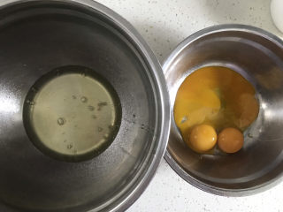 3、巧克力纸杯蛋糕????,准备两个干净无油无水的盆,分离蛋清和蛋黄,蛋白里不能掉入蛋黄,否则蛋白打不起来,分离好的蛋白放冰箱冷藏备用