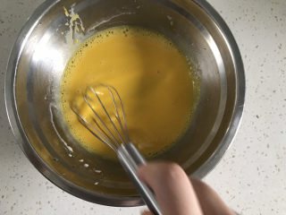 4、巧克力纸杯蛋糕????,先处理蛋黄糊,把蛋黄搅散,再加入15克糖,25克油,50克牛奶搅拌至乳化状态