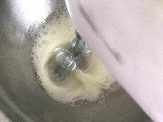 7、巧克力纸杯蛋糕????,再来处理蛋白,打蛋器开高速打到鱼眼粗泡泡时加入1/3白糖(第一次)