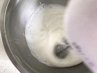 8、巧克力纸杯蛋糕????,打发至粗泡泡变的细腻时加入第二次白砂糖