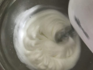 9、巧克力纸杯蛋糕????,打发至出现明显纹路时加入最后1/3糖(第三次)