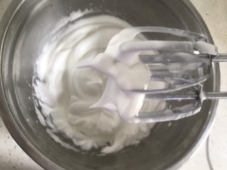 10、巧克力纸杯蛋糕????,打发至干性发泡,提起打蛋器蛋白有直立的小尖角