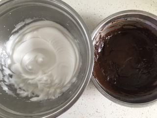 11、巧克力纸杯蛋糕????,蛋白打发好了,开始把它们翻拌到一起