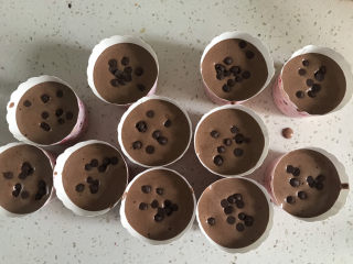 17、巧克力纸杯蛋糕????,震几下震出气泡,再撒上巧克力豆