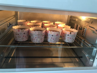 18、巧克力纸杯蛋糕????,送入预热好的烤箱,上下火150度烤40分钟,中途不能开烤箱门,每个烤箱脾气不同,温度和时间根据自己烤箱的脾气来调整