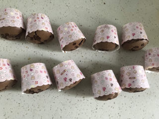 20、巧克力纸杯蛋糕????,烤好拿出来,震出热气,侧着放凉