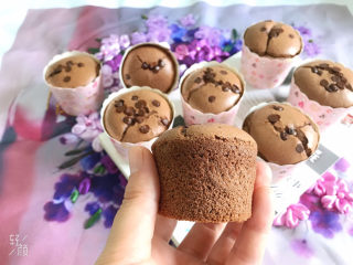 22、巧克力纸杯蛋糕????,撕掉纸杯,蛋糕弹性十足