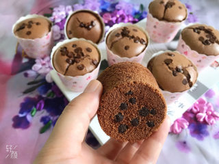 23、巧克力纸杯蛋糕????,蛋糕底部,有沉下来的巧克力豆