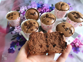 24、巧克力纸杯蛋糕????,掰开看看,组织细腻,中间还有巧克力豆,非常软绵,入口即化,巨好吃????