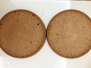 1、草莓季的惊喜——草莓炸弹蛋糕,配方中是8寸戚风蛋糕的量,放在10寸的圆模具里,烤好后均匀分成2片(戚风蛋糕的做法就不加赘述了,大家可以随便用平时顺手的方法即可,我也有专门的戚风蛋糕菜谱,供大家参考)