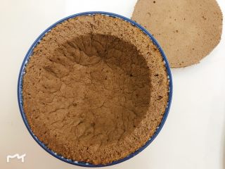 2、草莓季的惊喜——草莓炸弹蛋糕,选一个深碗,将一片蛋糕慢慢塞进去,裁掉多余的边,与碗边齐平,另一片按照碗中蛋糕中间的大小裁一个“盖子”