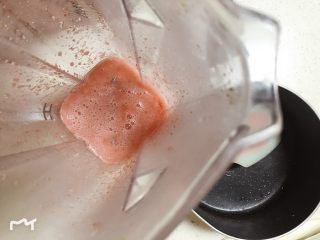 4、草莓季的惊喜——草莓炸弹蛋糕,放入破壁机打成草莓汁