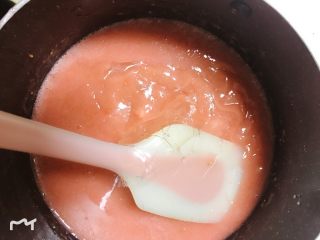 5、草莓季的惊喜——草莓炸弹蛋糕,放入提前用冰水泡软的吉利丁片搅匀