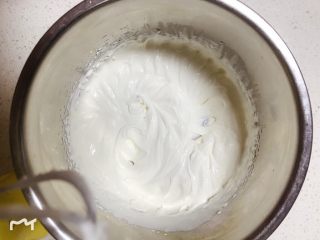 6、草莓季的惊喜——草莓炸弹蛋糕,100g淡奶油(1)加10g糖(2)打至有很清晰的纹路