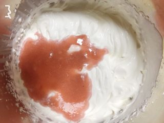 7、草莓季的惊喜——草莓炸弹蛋糕,加入草莓汁,拌匀